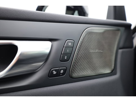 Volvo XC60 2.0 T6 Plug-in hybrid AWD Plus Black Edition | Pano-dak | Trekhaak | 360 camera | H&K Audio |