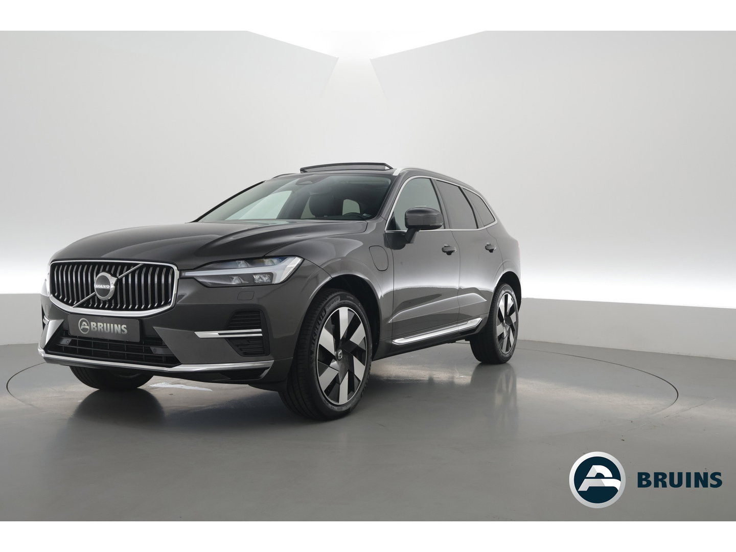 Volvo XC60 2.0 T6 Plug-in hybrid AWD Plus Bright | Prijs rijklaar | Trekhaak | Pano-dak | Camera | 4x Stoel + stuurverw. | 20 inch |