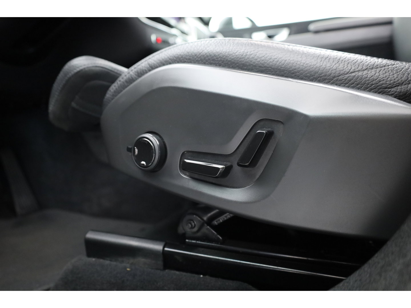 Volvo XC60 2.0 T6 Plug-in hybrid AWD Plus Bright | Prijs rijklaar | Trekhaak | Pano-dak | Camera | 4x Stoel + stuurverw. | 20 inch |