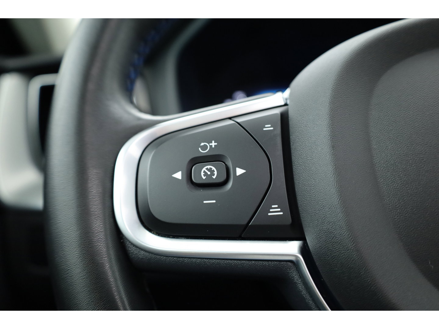 Volvo XC60 2.0 T6 Plug-in hybrid AWD Plus Bright | Prijs rijklaar | Trekhaak | Pano-dak | Camera | 4x Stoel + stuurverw. | 20 inch |