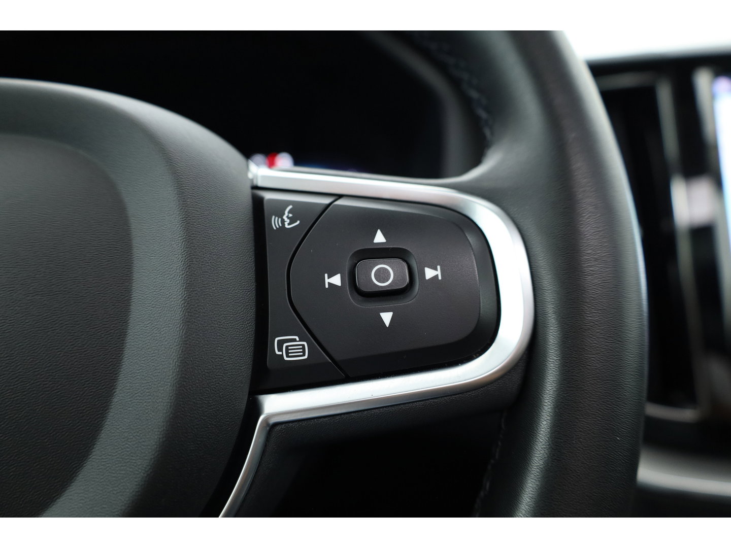 Volvo XC60 2.0 T6 Plug-in hybrid AWD Plus Bright | Prijs rijklaar | Trekhaak | Pano-dak | Camera | 4x Stoel + stuurverw. | 20 inch |
