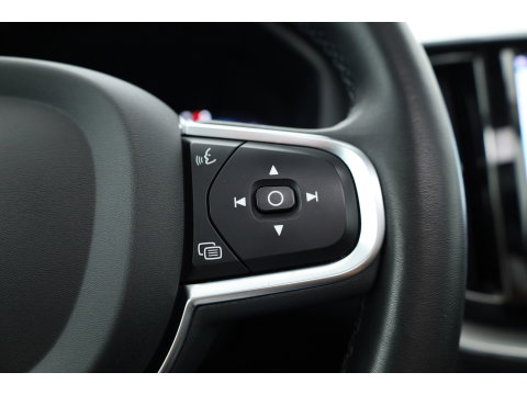 Volvo XC60 2.0 T6 Plug-in hybrid AWD Plus Bright | Prijs rijklaar | Trekhaak | Pano-dak | Camera | 4x Stoel + stuurverw. | 20 inch |