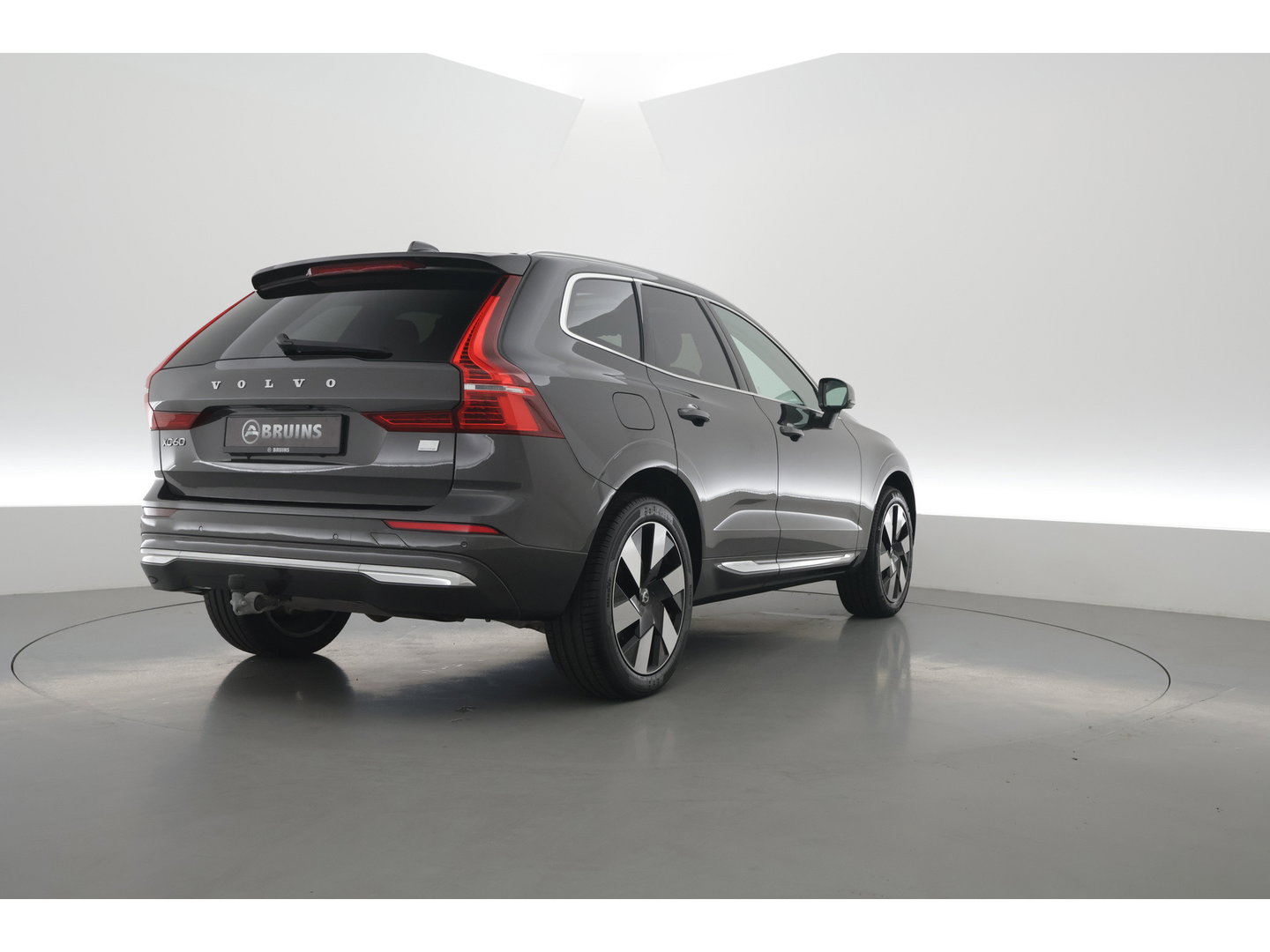 Volvo XC60 2.0 T6 Plug-in hybrid AWD Plus Bright | Prijs rijklaar | Trekhaak | Pano-dak | Camera | 4x Stoel + stuurverw. | 20 inch |