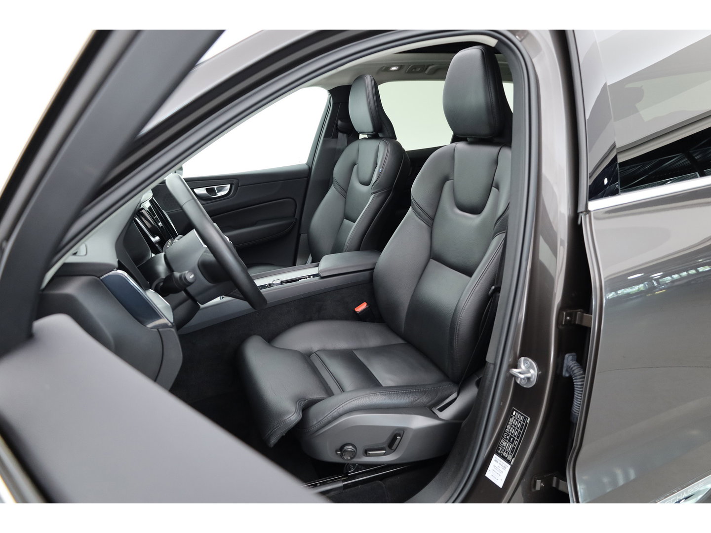 Volvo XC60 2.0 T6 Plug-in hybrid AWD Plus Bright | Prijs rijklaar | Trekhaak | Pano-dak | Camera | 4x Stoel + stuurverw. | 20 inch |