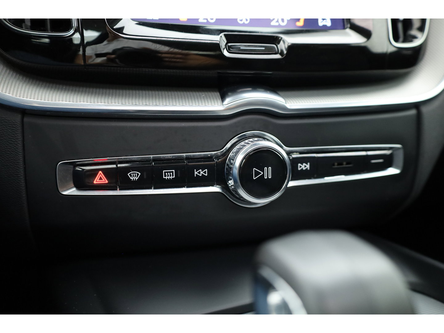 Volvo XC60 2.0 T6 Plug-in hybrid AWD Plus Bright | Prijs rijklaar | Trekhaak | Pano-dak | Camera | 4x Stoel + stuurverw. | 20 inch |