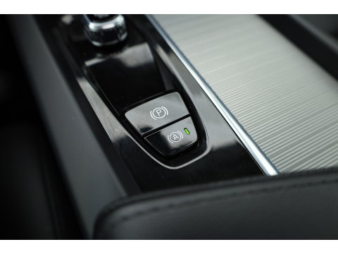 Volvo XC60 2.0 T6 Plug-in hybrid AWD Plus Bright | Prijs rijklaar | Trekhaak | Pano-dak | Camera | 4x Stoel + stuurverw. | 20 inch |