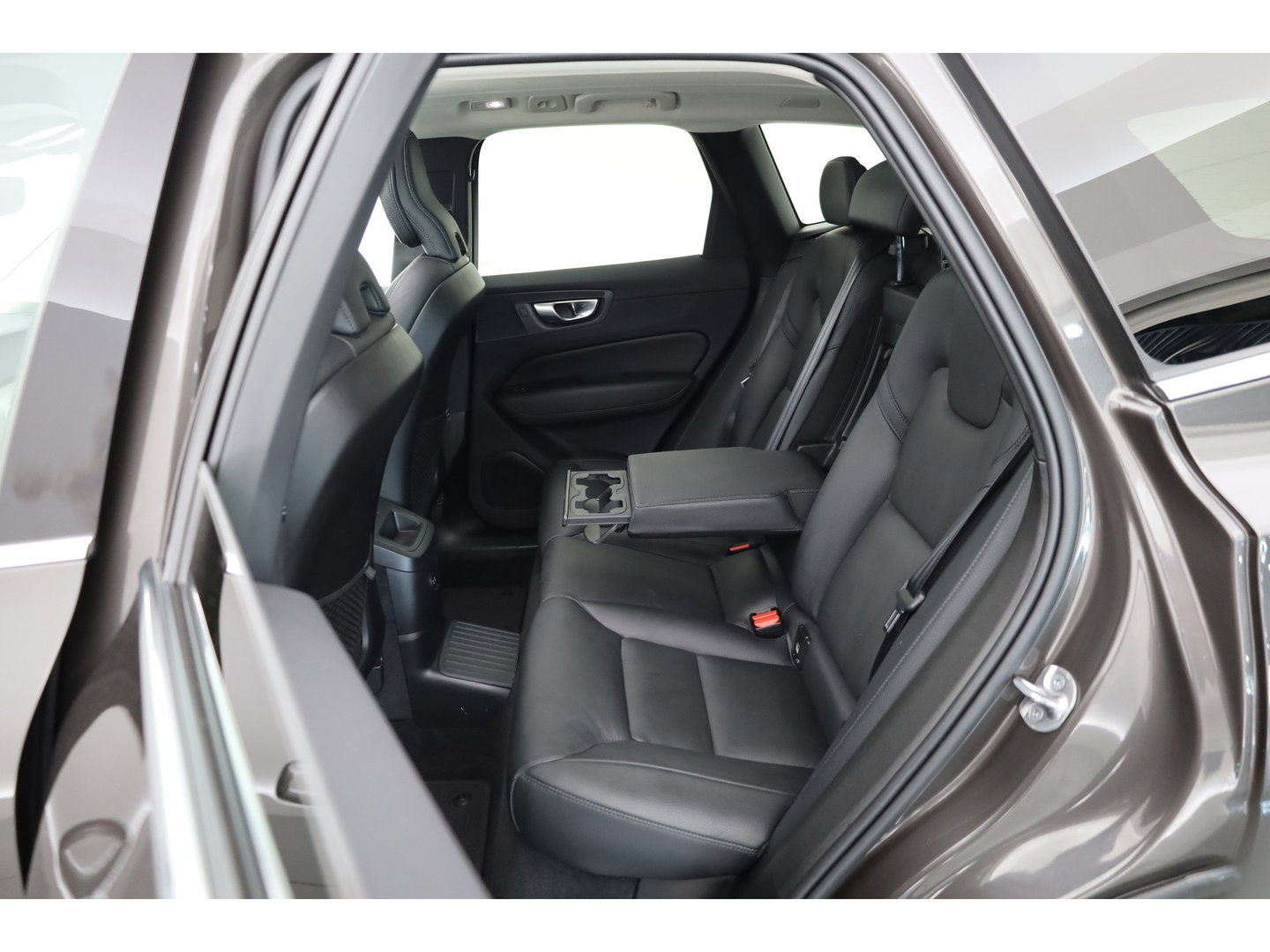 Volvo XC60 2.0 T6 Plug-in hybrid AWD Plus Bright | Prijs rijklaar | Trekhaak | Pano-dak | Camera | 4x Stoel + stuurverw. | 20 inch |