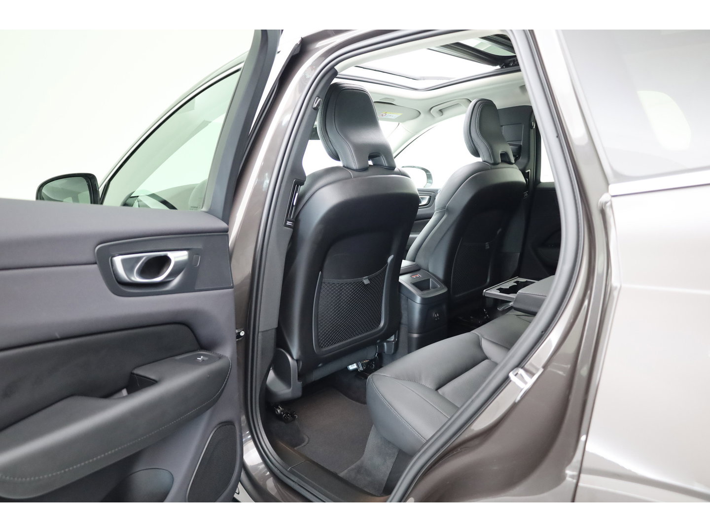 Volvo XC60 2.0 T6 Plug-in hybrid AWD Plus Bright | Prijs rijklaar | Trekhaak | Pano-dak | Camera | 4x Stoel + stuurverw. | 20 inch |