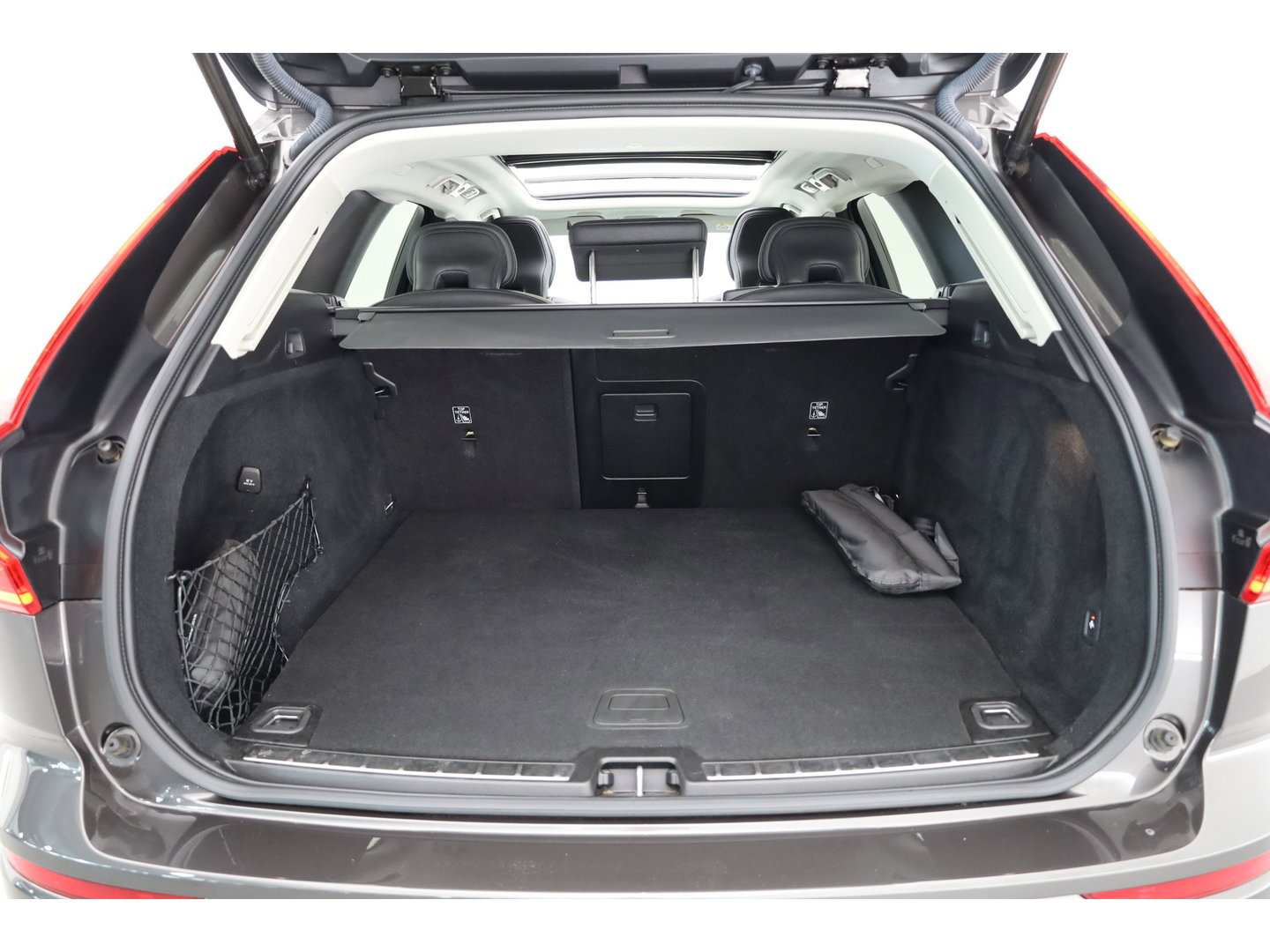 Volvo XC60 2.0 T6 Plug-in hybrid AWD Plus Bright | Prijs rijklaar | Trekhaak | Pano-dak | Camera | 4x Stoel + stuurverw. | 20 inch |
