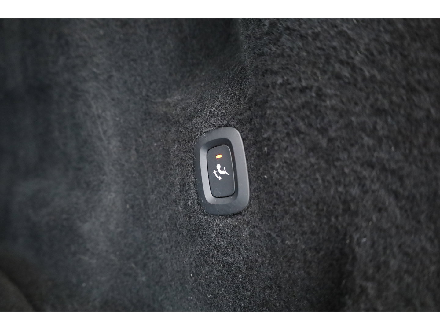 Volvo XC60 2.0 T6 Plug-in hybrid AWD Plus Bright | Prijs rijklaar | Trekhaak | Pano-dak | Camera | 4x Stoel + stuurverw. | 20 inch |