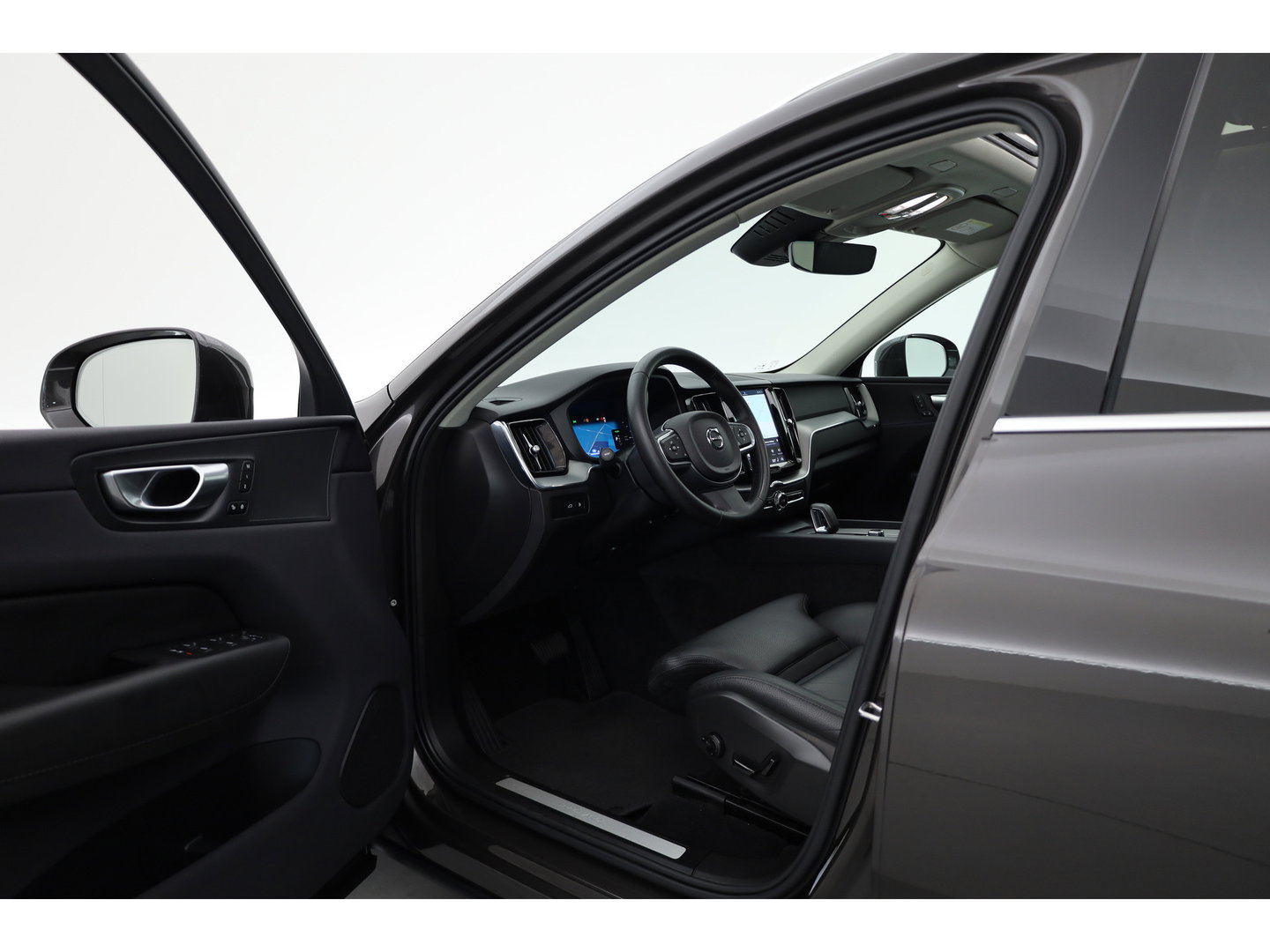 Volvo XC60 2.0 T6 Plug-in hybrid AWD Plus Bright | Prijs rijklaar | Trekhaak | Pano-dak | Camera | 4x Stoel + stuurverw. | 20 inch |