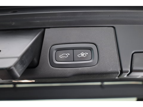 Volvo XC60 2.0 T6 Plug-in hybrid AWD Plus Bright | Prijs rijklaar | Trekhaak | Pano-dak | Camera | 4x Stoel + stuurverw. | 20 inch |