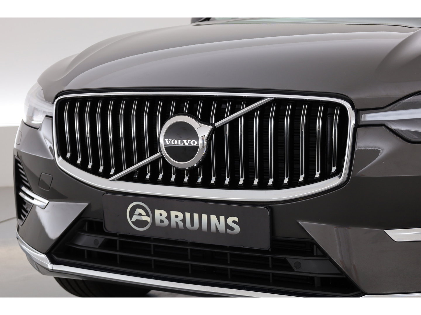 Volvo XC60 2.0 T6 Plug-in hybrid AWD Plus Bright | Prijs rijklaar | Trekhaak | Pano-dak | Camera | 4x Stoel + stuurverw. | 20 inch |
