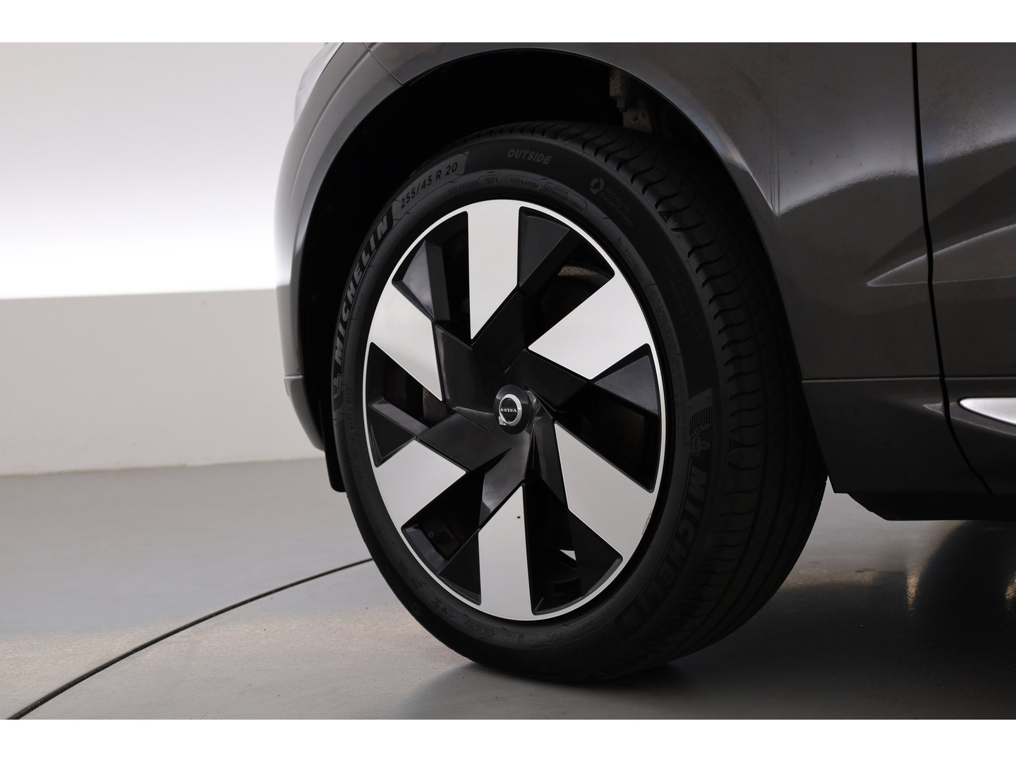 Volvo XC60 2.0 T6 Plug-in hybrid AWD Plus Bright | Prijs rijklaar | Trekhaak | Pano-dak | Camera | 4x Stoel + stuurverw. | 20 inch |