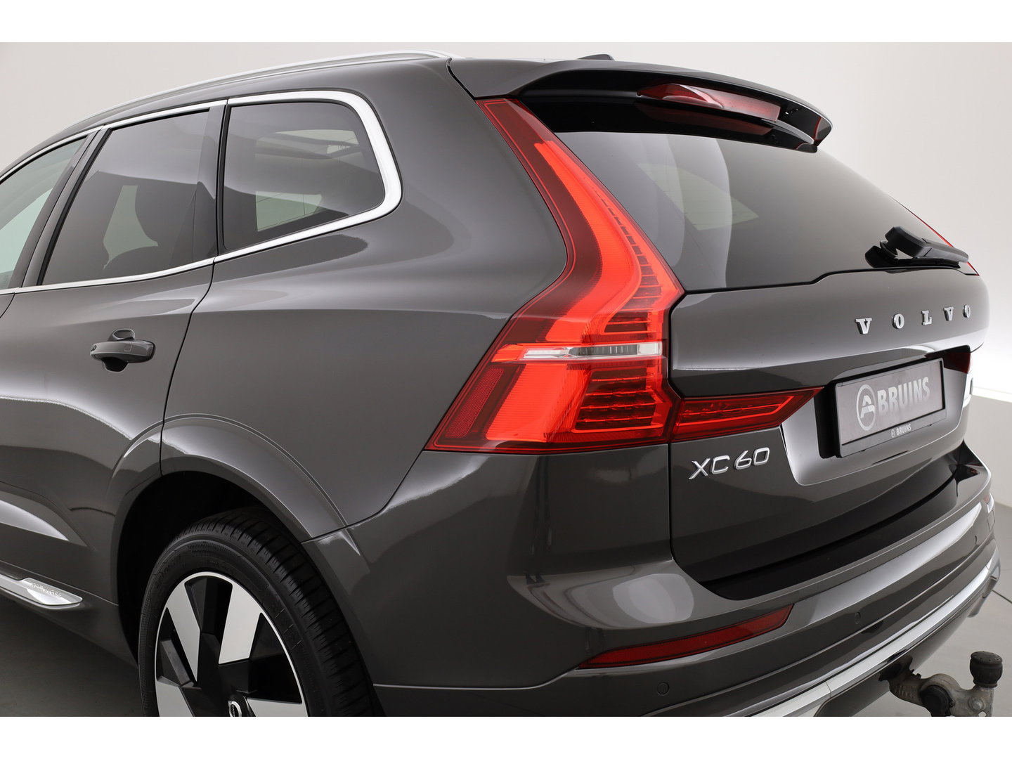 Volvo XC60 2.0 T6 Plug-in hybrid AWD Plus Bright | Prijs rijklaar | Trekhaak | Pano-dak | Camera | 4x Stoel + stuurverw. | 20 inch |