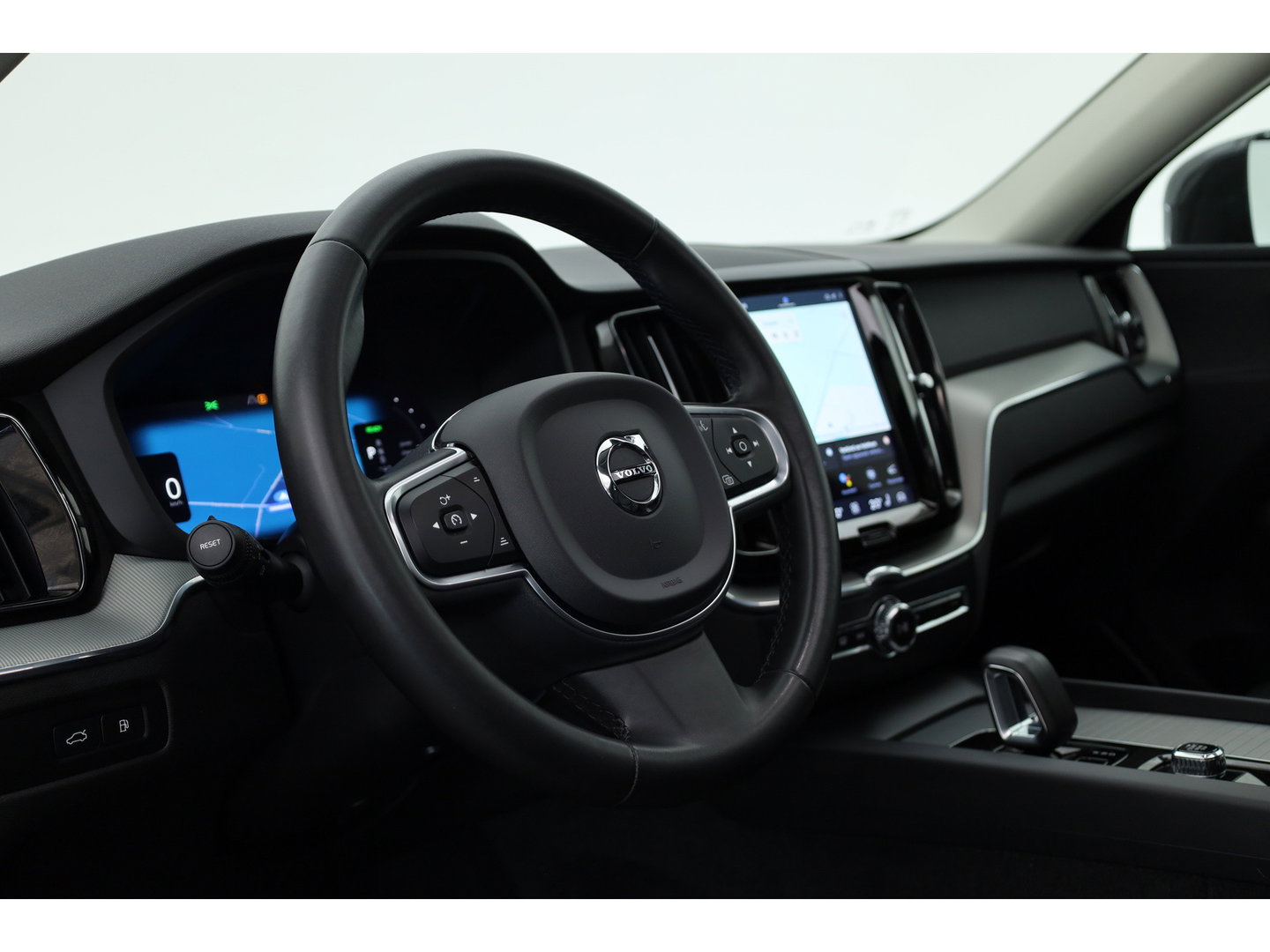 Volvo XC60 2.0 T6 Plug-in hybrid AWD Plus Bright | Prijs rijklaar | Trekhaak | Pano-dak | Camera | 4x Stoel + stuurverw. | 20 inch |
