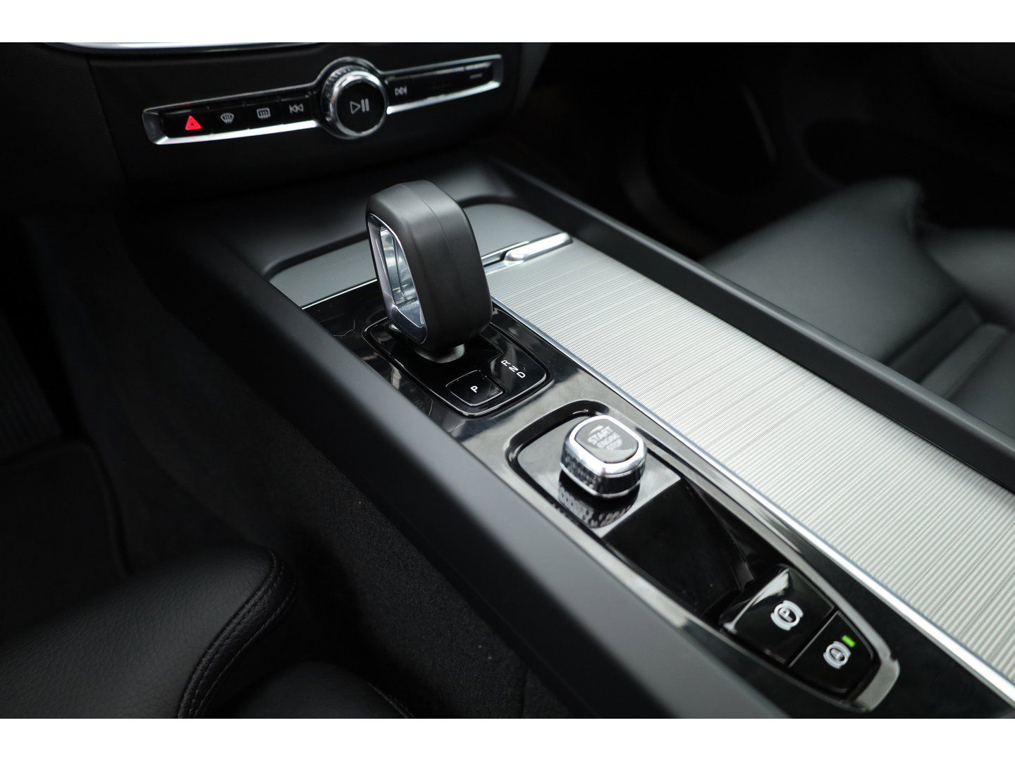 Volvo XC60 2.0 T6 Plug-in hybrid AWD Plus Bright | Prijs rijklaar | Trekhaak | Pano-dak | Camera | 4x Stoel + stuurverw. | 20 inch |