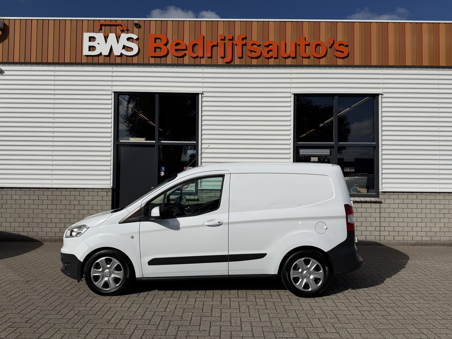 Ford Transit Courier 1.5 TDCI Trend / vaste prijs rijklaar € 6.450 ex btw / lease vanaf € / airco / navigatie / trekhaak / parkeersensoren achter / stoelverwarming