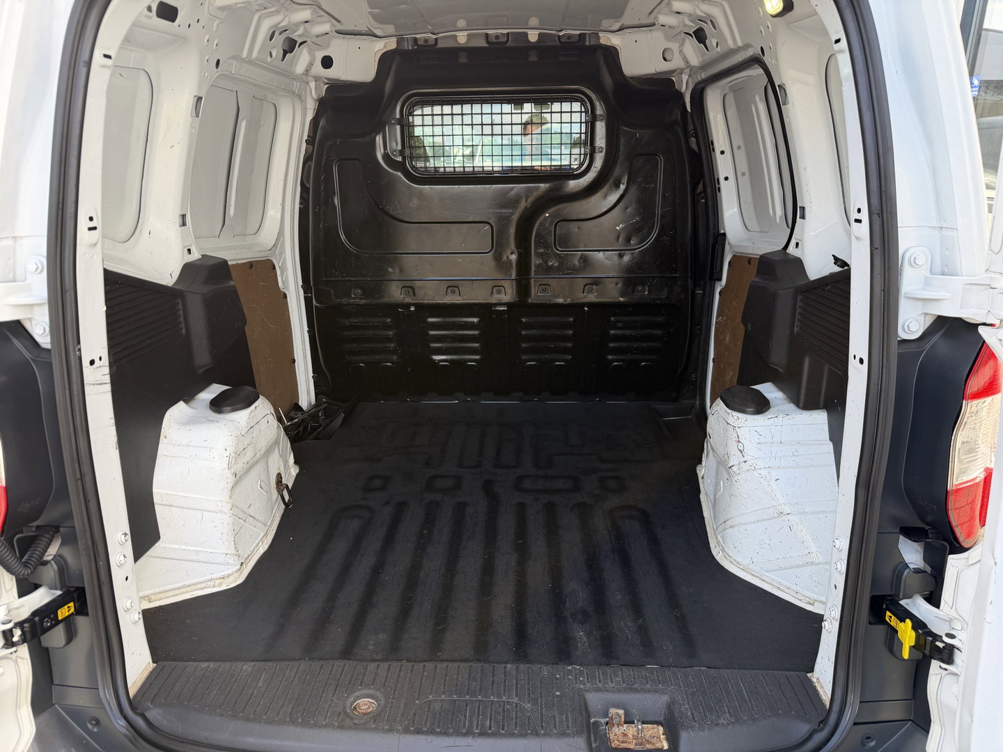 Ford Transit Courier 1.5 TDCI Trend / vaste prijs rijklaar € 6.450 ex btw / lease vanaf € / airco / navigatie / trekhaak / parkeersensoren achter / stoelverwarming