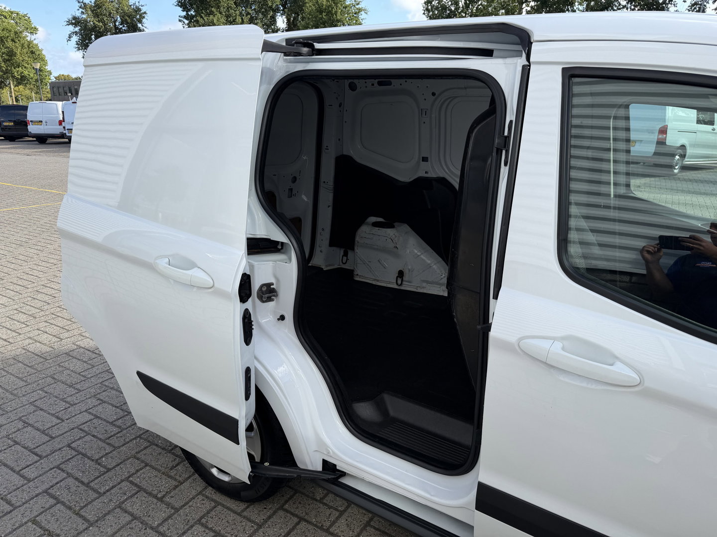 Ford Transit Courier 1.5 TDCI Trend / vaste prijs rijklaar € 6.450 ex btw / lease vanaf € / airco / navigatie / trekhaak / parkeersensoren achter / stoelverwarming