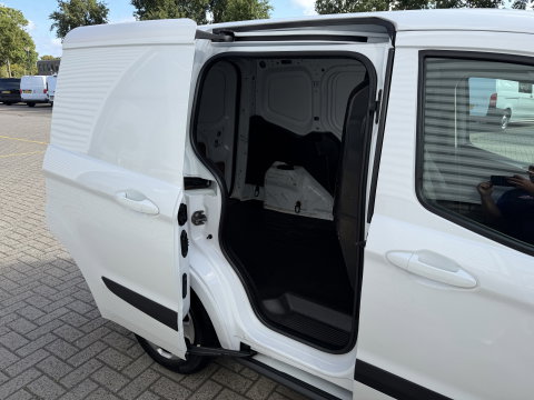 Ford Transit Courier 1.5 TDCI Trend / vaste prijs rijklaar € 6.450 ex btw / lease vanaf € / airco / navigatie / trekhaak / parkeersensoren achter / stoelverwarming