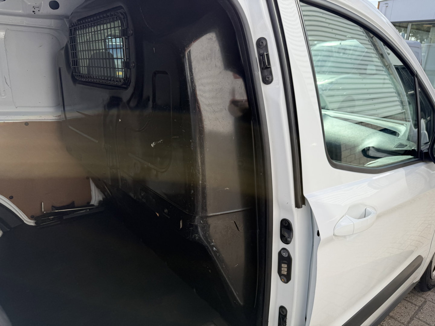Ford Transit Courier 1.5 TDCI Trend / vaste prijs rijklaar € 6.450 ex btw / lease vanaf € / airco / navigatie / trekhaak / parkeersensoren achter / stoelverwarming