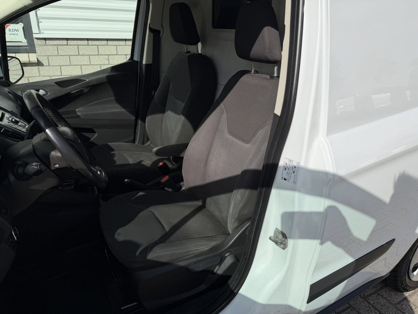 Ford Transit Courier 1.5 TDCI Trend / vaste prijs rijklaar € 6.450 ex btw / lease vanaf € / airco / navigatie / trekhaak / parkeersensoren achter / stoelverwarming