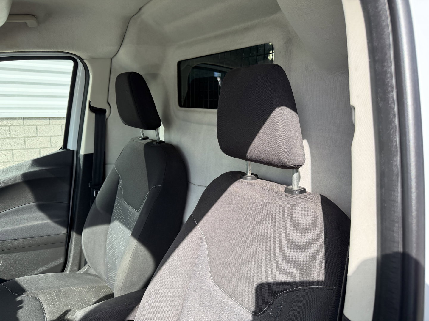 Ford Transit Courier 1.5 TDCI Trend / vaste prijs rijklaar € 6.450 ex btw / lease vanaf € / airco / navigatie / trekhaak / parkeersensoren achter / stoelverwarming