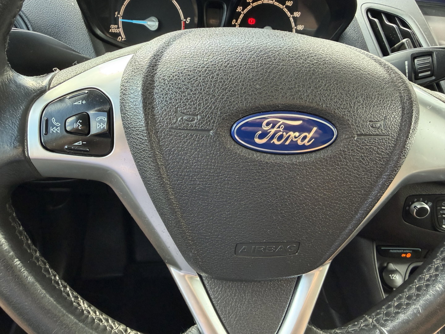 Ford Transit Courier 1.5 TDCI Trend / vaste prijs rijklaar € 6.450 ex btw / lease vanaf € / airco / navigatie / trekhaak / parkeersensoren achter / stoelverwarming