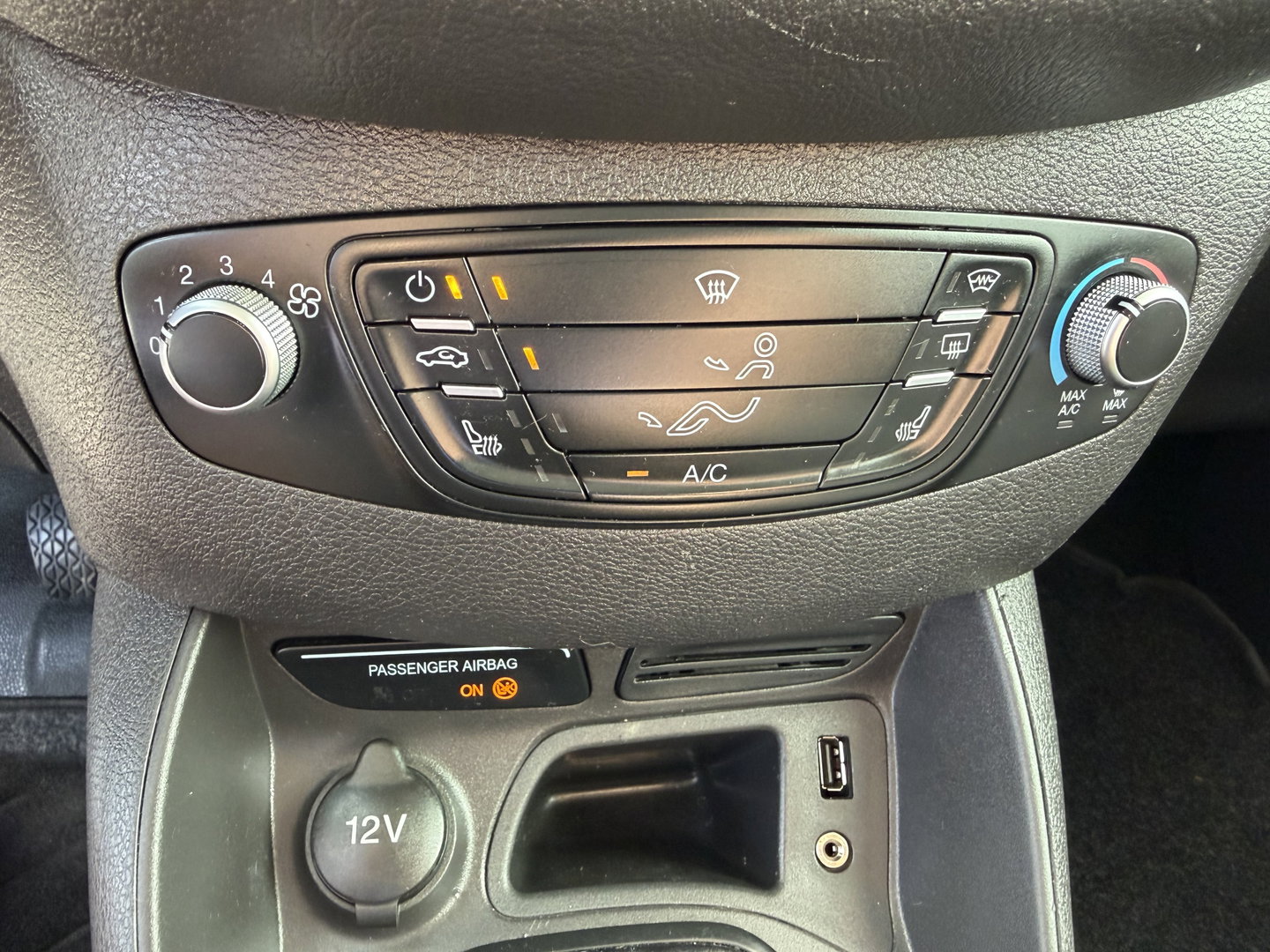 Ford Transit Courier 1.5 TDCI Trend / vaste prijs rijklaar € 6.450 ex btw / lease vanaf € / airco / navigatie / trekhaak / parkeersensoren achter / stoelverwarming