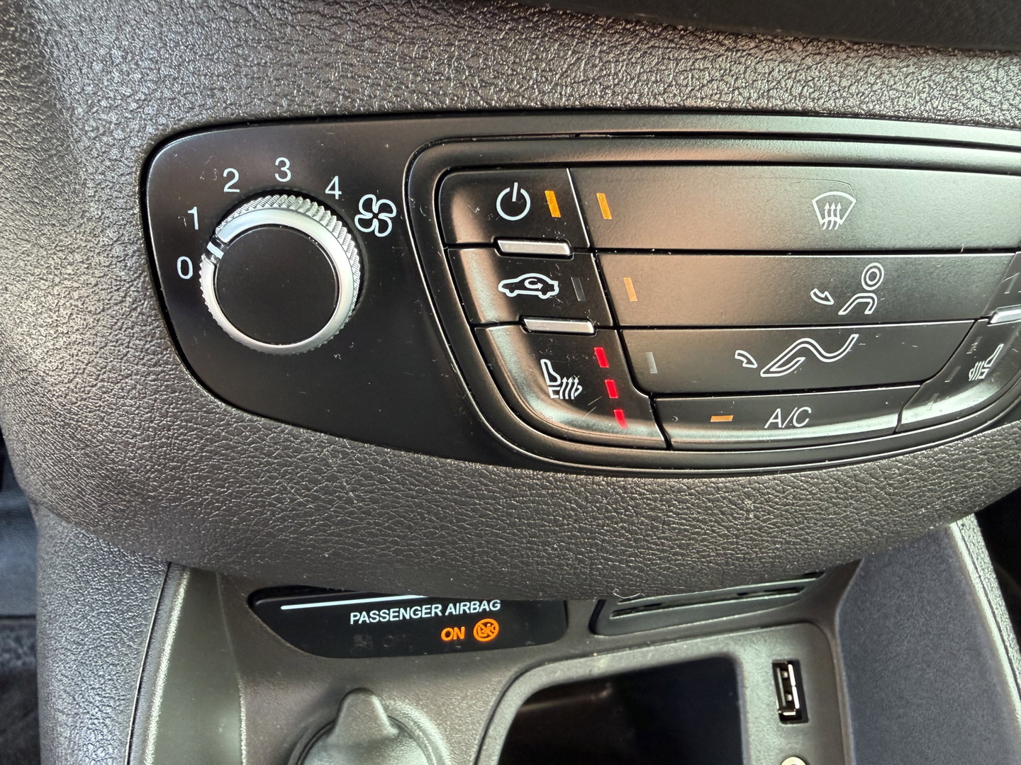 Ford Transit Courier 1.5 TDCI Trend / vaste prijs rijklaar € 6.450 ex btw / lease vanaf € / airco / navigatie / trekhaak / parkeersensoren achter / stoelverwarming