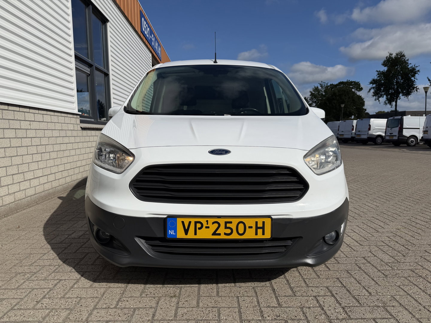 Ford Transit Courier 1.5 TDCI Trend / vaste prijs rijklaar € 6.450 ex btw / lease vanaf € / airco / navigatie / trekhaak / parkeersensoren achter / stoelverwarming