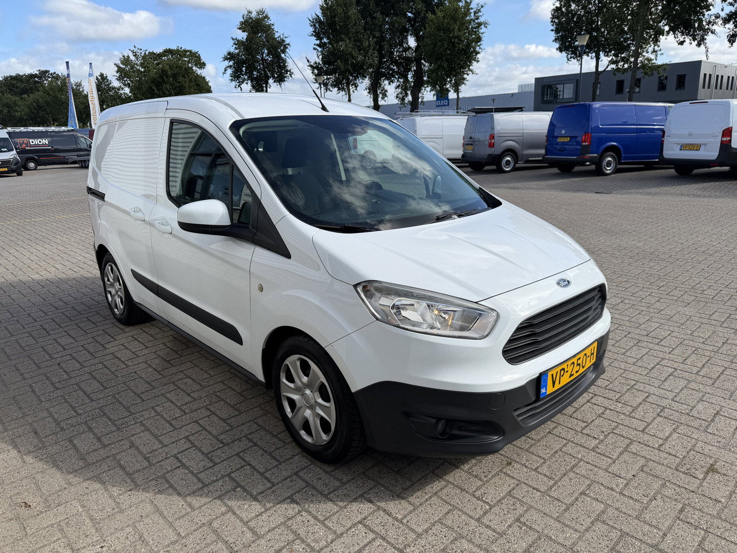 Ford Transit Courier 1.5 TDCI Trend / vaste prijs rijklaar € 6.450 ex btw / lease vanaf € / airco / navigatie / trekhaak / parkeersensoren achter / stoelverwarming