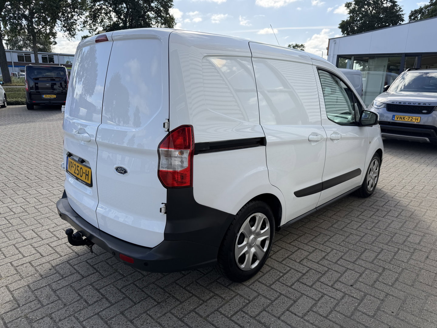 Ford Transit Courier 1.5 TDCI Trend / vaste prijs rijklaar € 6.450 ex btw / lease vanaf € / airco / navigatie / trekhaak / parkeersensoren achter / stoelverwarming