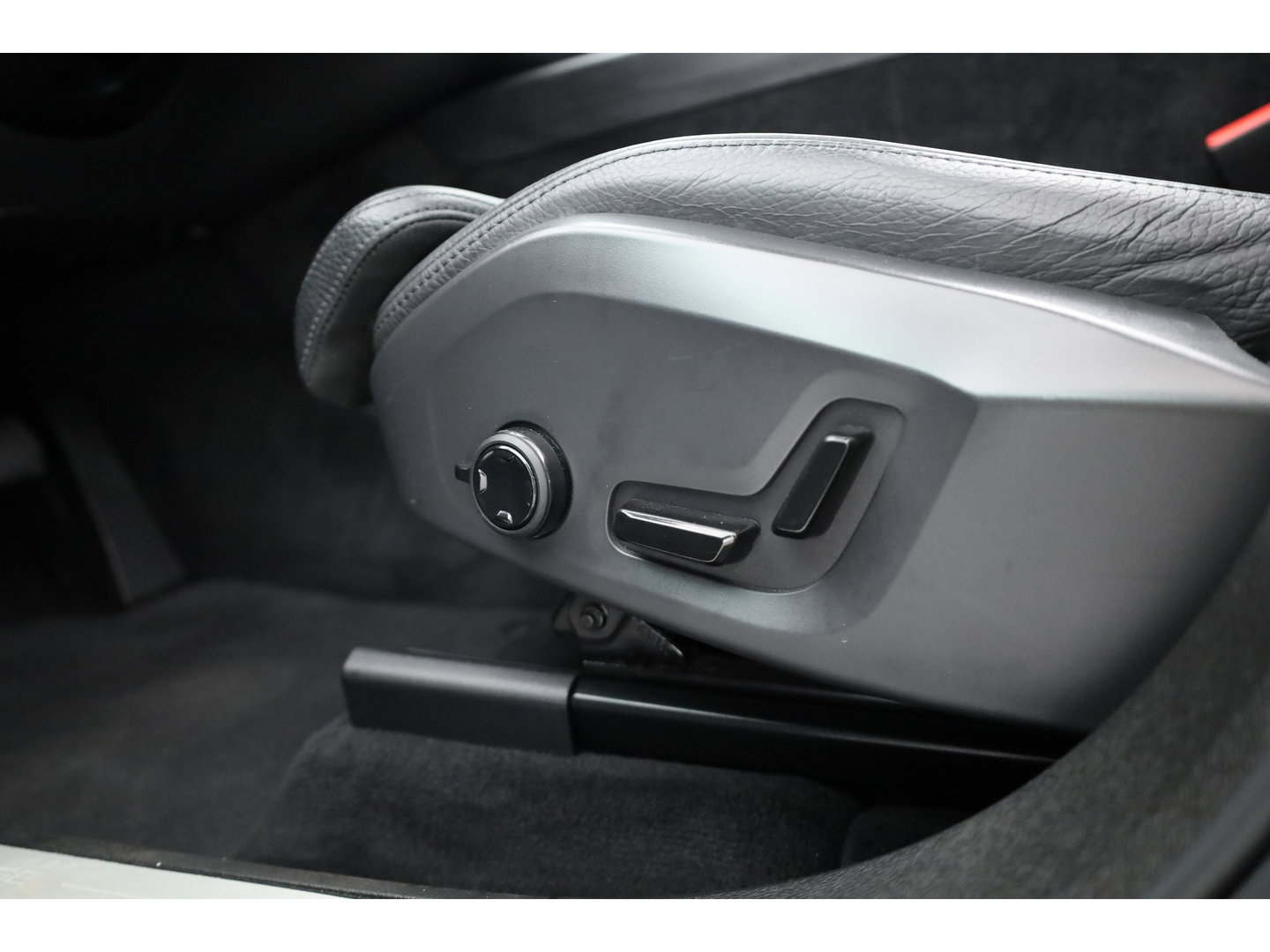 Volvo XC60 2.0 T6 Plug-in hybrid AWD Plus Dark | Pano-dak | Adap. Cruise | H&K Audio | 4x stoel + stuurverwarming |