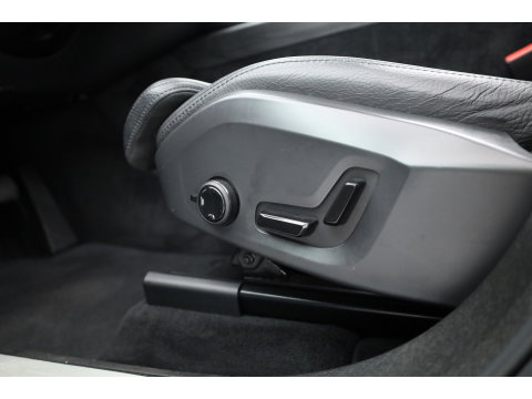 Volvo XC60 2.0 T6 Plug-in hybrid AWD Plus Dark | Pano-dak | Adap. Cruise | H&K Audio | 4x stoel + stuurverwarming |