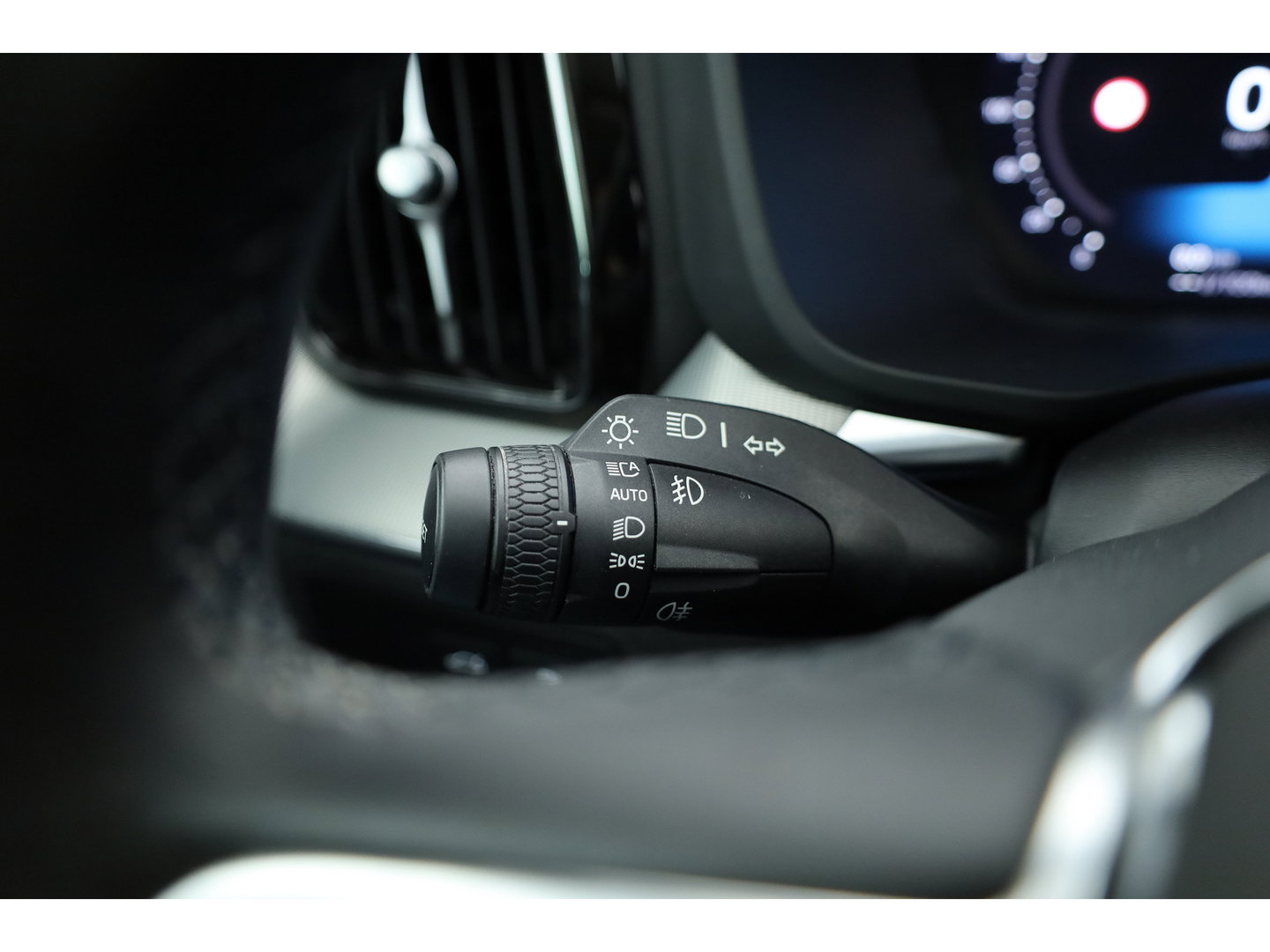 Volvo XC60 2.0 T6 Plug-in hybrid AWD Plus Dark | Pano-dak | Adap. Cruise | H&K Audio | 4x stoel + stuurverwarming |