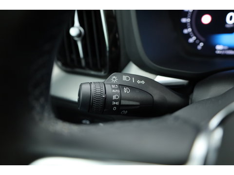 Volvo XC60 2.0 T6 Plug-in hybrid AWD Plus Dark | Pano-dak | Adap. Cruise | H&K Audio | 4x stoel + stuurverwarming |