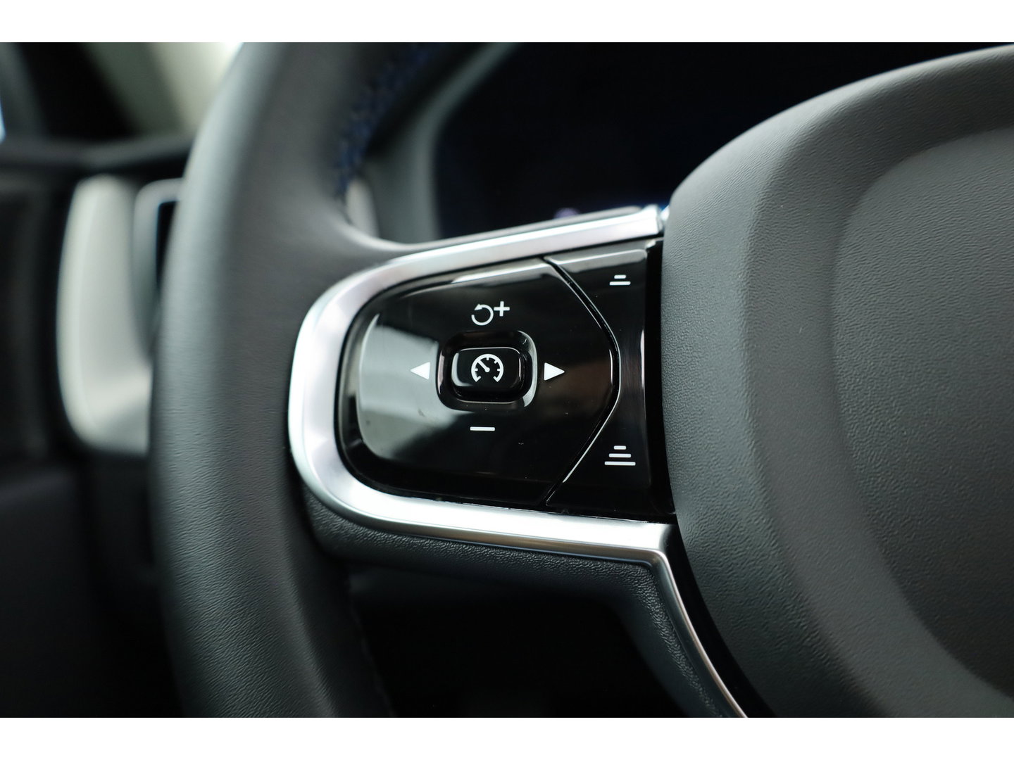 Volvo XC60 2.0 T6 Plug-in hybrid AWD Plus Dark | Pano-dak | Adap. Cruise | H&K Audio | 4x stoel + stuurverwarming |