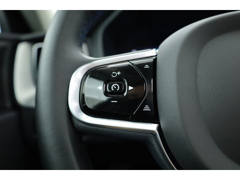 Volvo XC60 2.0 T6 Plug-in hybrid AWD Plus Dark | Pano-dak | Adap. Cruise | H&K Audio | 4x stoel + stuurverwarming |