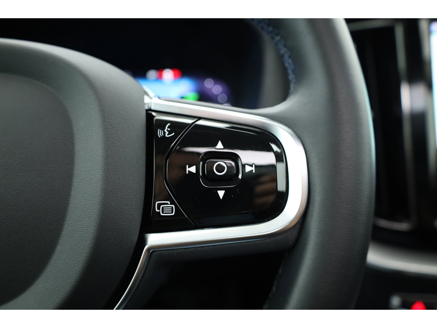 Volvo XC60 2.0 T6 Plug-in hybrid AWD Plus Dark | Pano-dak | Adap. Cruise | H&K Audio | 4x stoel + stuurverwarming |