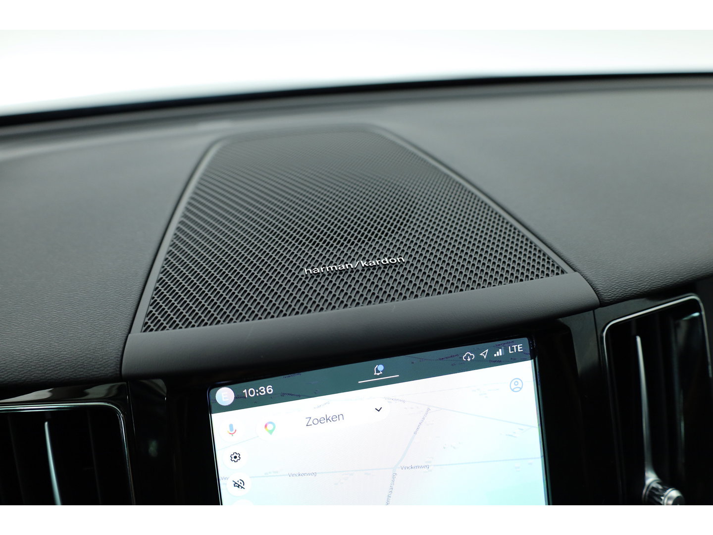 Volvo XC60 2.0 T6 Plug-in hybrid AWD Plus Dark | Pano-dak | Adap. Cruise | H&K Audio | 4x stoel + stuurverwarming |