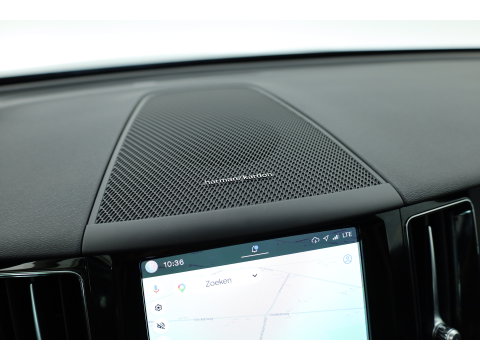 Volvo XC60 2.0 T6 Plug-in hybrid AWD Plus Dark | Pano-dak | Adap. Cruise | H&K Audio | 4x stoel + stuurverwarming |