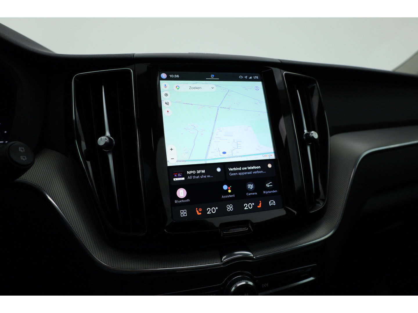Volvo XC60 2.0 T6 Plug-in hybrid AWD Plus Dark | Pano-dak | Adap. Cruise | H&K Audio | 4x stoel + stuurverwarming |