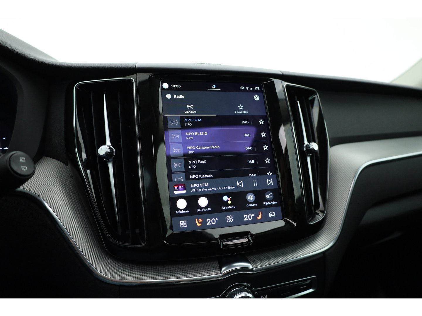 Volvo XC60 2.0 T6 Plug-in hybrid AWD Plus Dark | Pano-dak | Adap. Cruise | H&K Audio | 4x stoel + stuurverwarming |
