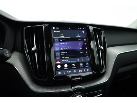 Volvo XC60 2.0 T6 Plug-in hybrid AWD Plus Dark | Pano-dak | Adap. Cruise | H&K Audio | 4x stoel + stuurverwarming |
