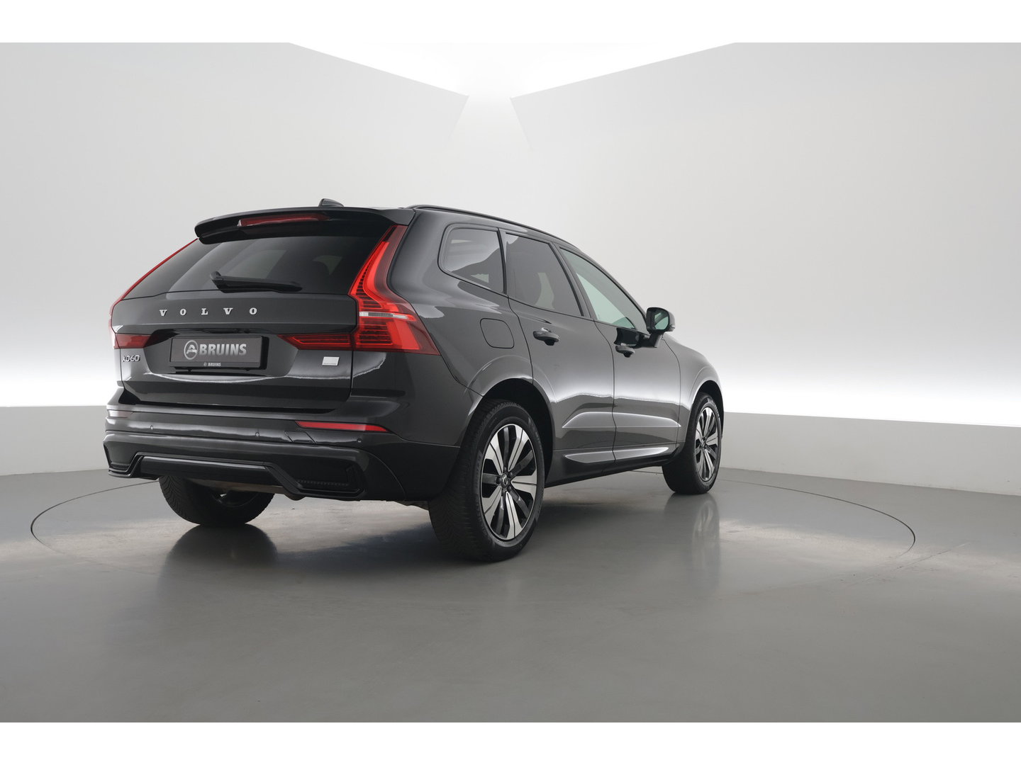 Volvo XC60 2.0 T6 Plug-in hybrid AWD Plus Dark | Pano-dak | Adap. Cruise | H&K Audio | 4x stoel + stuurverwarming |