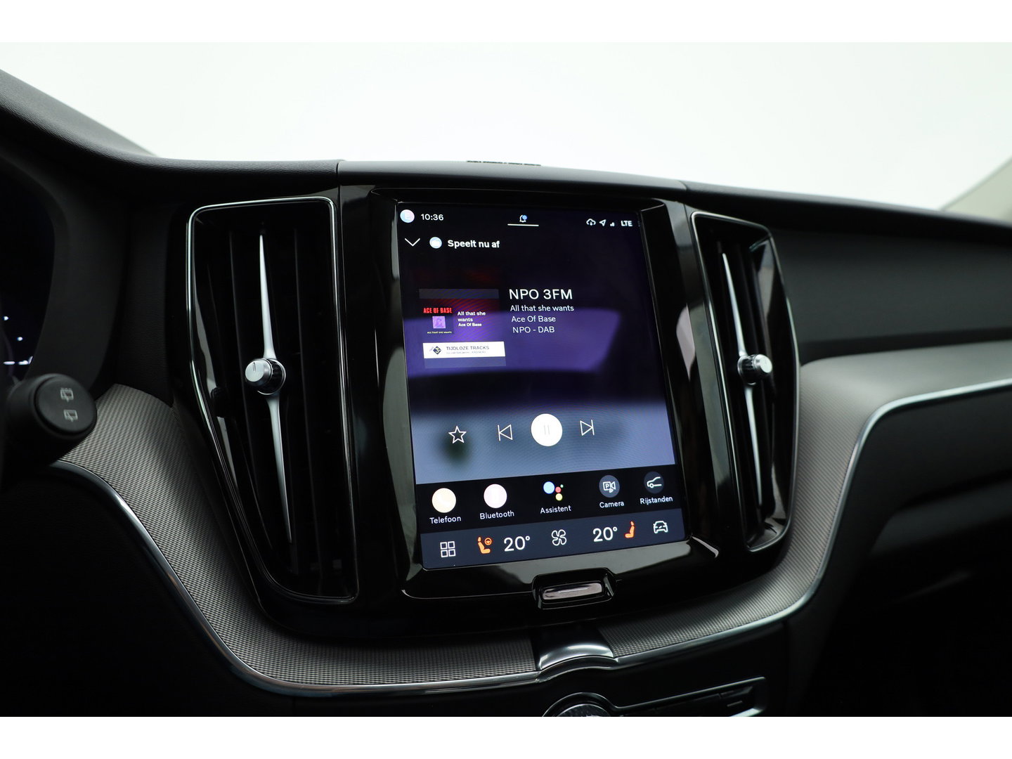 Volvo XC60 2.0 T6 Plug-in hybrid AWD Plus Dark | Pano-dak | Adap. Cruise | H&K Audio | 4x stoel + stuurverwarming |