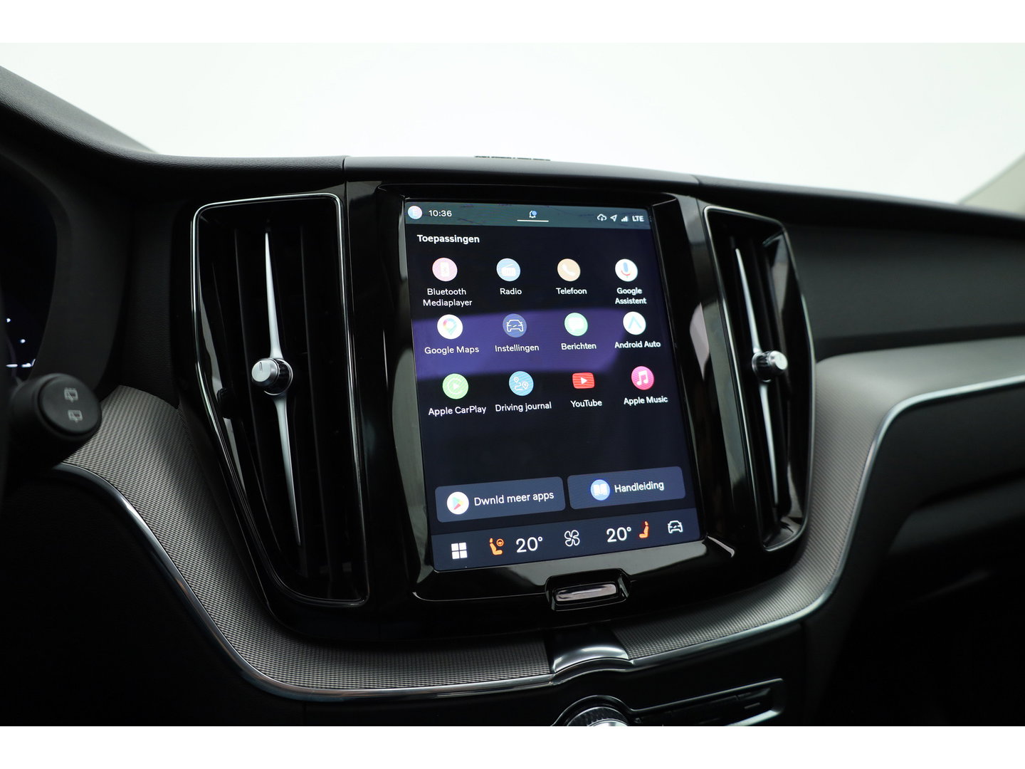 Volvo XC60 2.0 T6 Plug-in hybrid AWD Plus Dark | Pano-dak | Adap. Cruise | H&K Audio | 4x stoel + stuurverwarming |