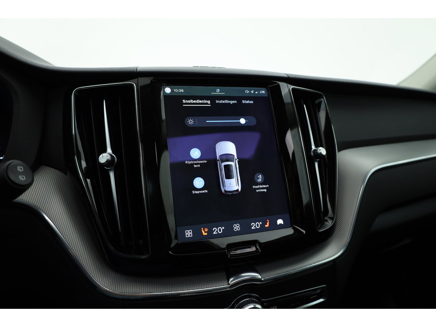 Volvo XC60 2.0 T6 Plug-in hybrid AWD Plus Dark | Pano-dak | Adap. Cruise | H&K Audio | 4x stoel + stuurverwarming |